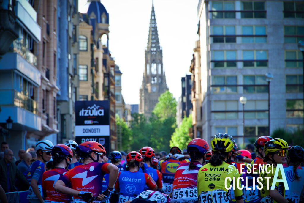 Ciclistas preparándose antes de la salida de la tercera etapa de la Itzulia Femenina 2025 en San Sebastián