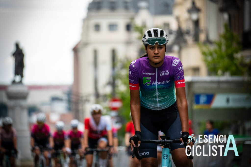 Ciclista del equipo Abadiño antes del inicio del Gran Premio de León 2025 perteneciente a la Copa de España Femenina