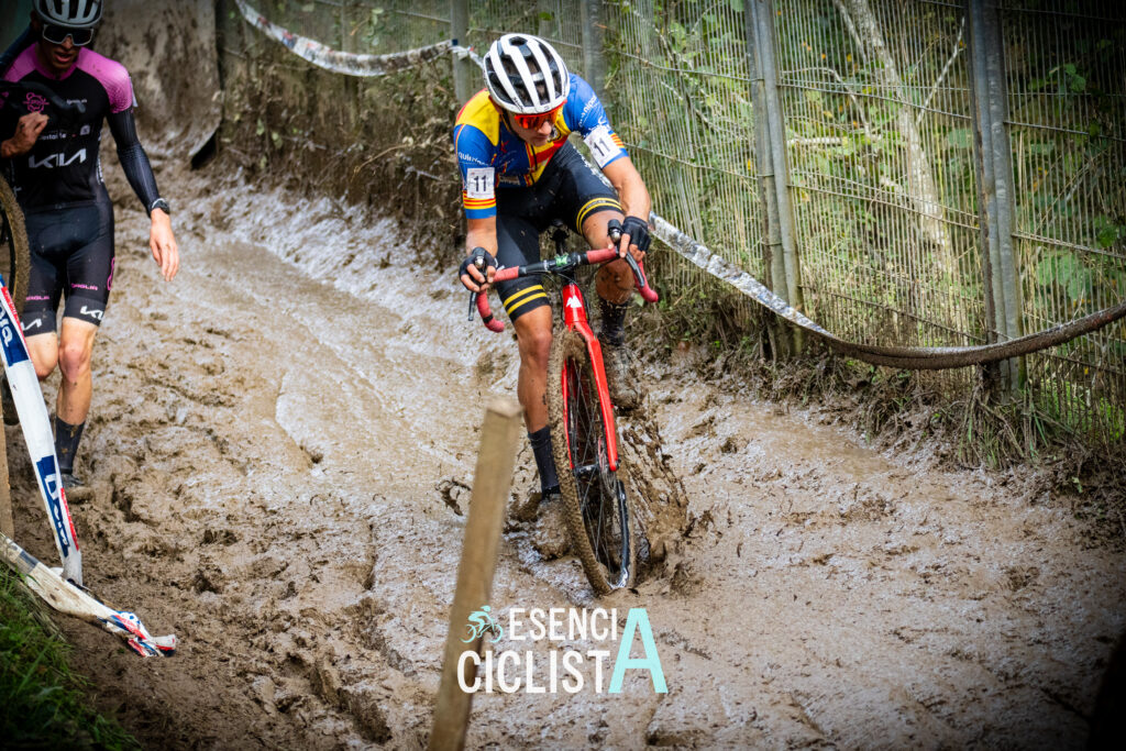 Ciclista junior superando el barro durante el CX Karrantza 2025