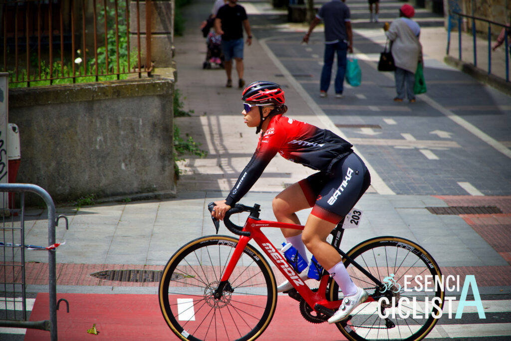 Ciclista del equipo Zatika preparándose antes de la salida de la Durango-Durango Emakumeen Saria 2025