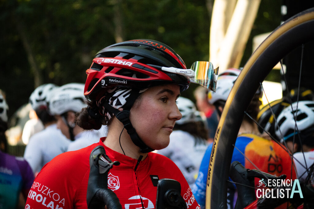 Ciclista del equipo Zatika antes de la salida de la prueba en línea femenina del Campeonato de España de Ciclismo en Ruta 2025