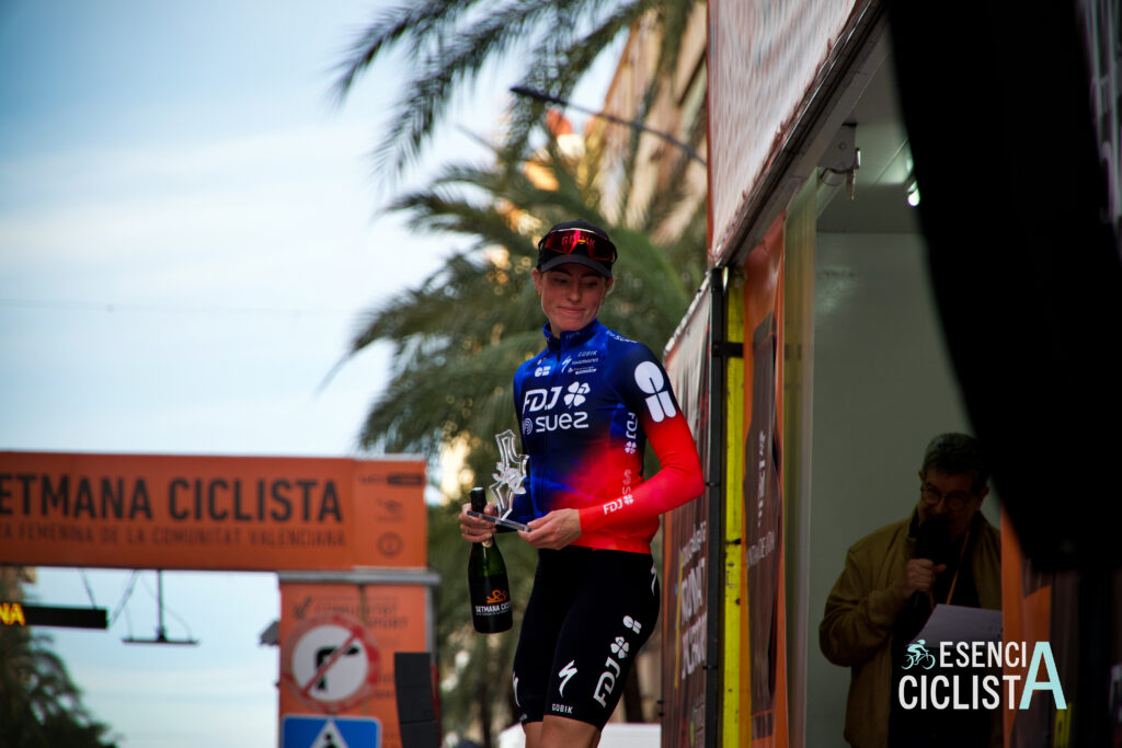 Demi Vollering en el podio tras una de las etapas de la Setmana Ciclista de la Comunitat Valenciana 2025