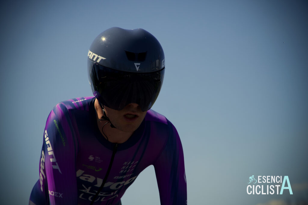 Ciclista del equipo Jayco AlUla llegando a meta durante una de las etapas de la Itzulia 2025