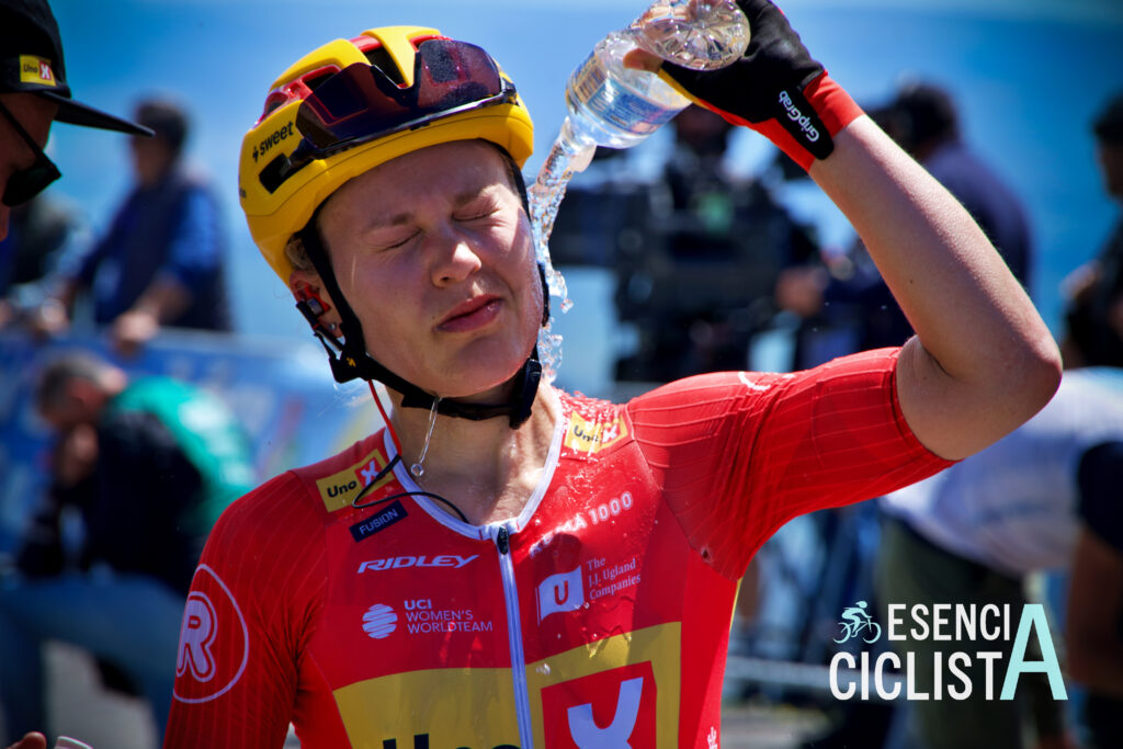 Katrine Aalerud tras finalizar la etapa con final en Picón Blanco durante la Vuelta a Burgos Femenina 2025