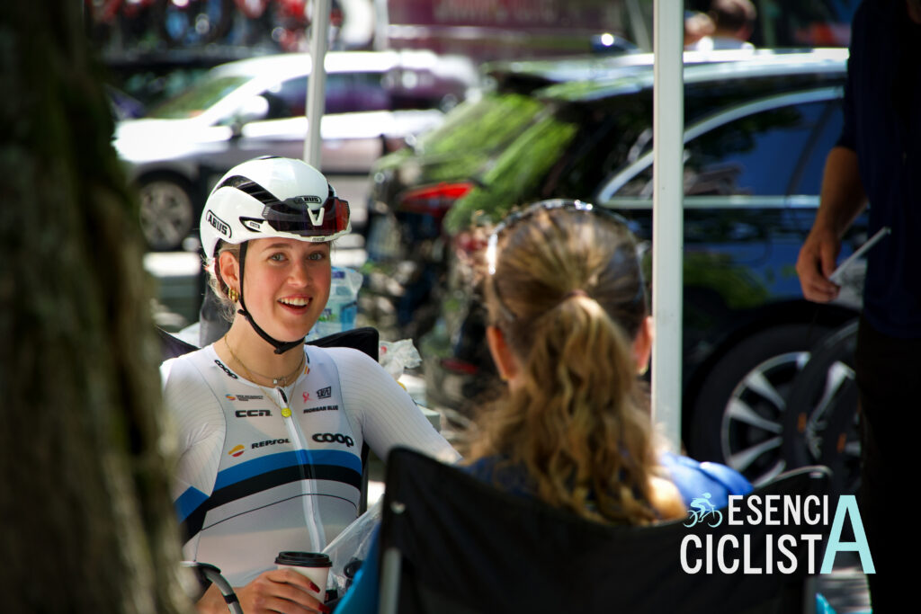 Laura Lizette Sander del equipo Coop Repsol preparándose antes de la salida de la Navarra Women’s Elite Classics 2025 en Pamplona