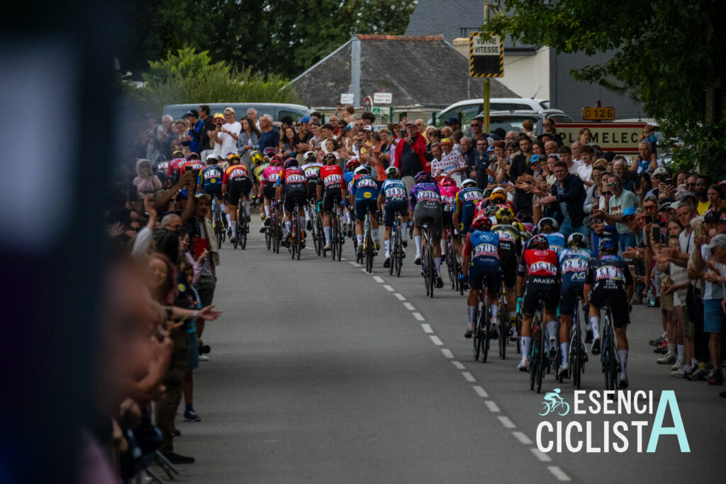El pelotón del Tour de Francia Femenino 2025 atraviesa Plumelec durante las primeras etapas en la región de Bretaña