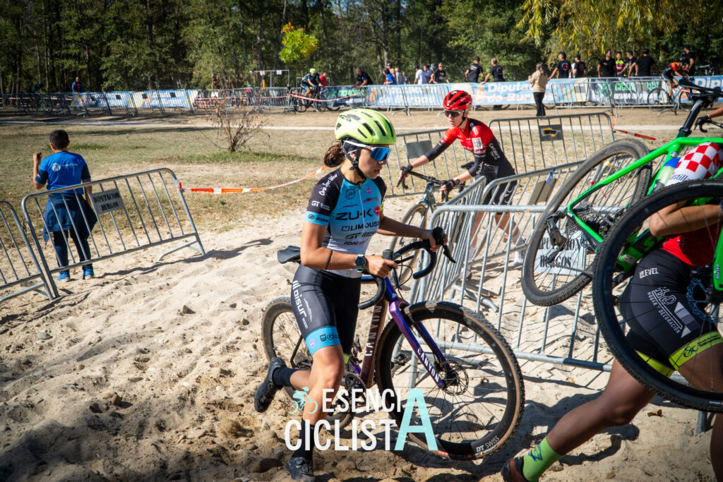 Varias ciclistas superan el tramo de arena durante el CX Medina de Pomar 2025