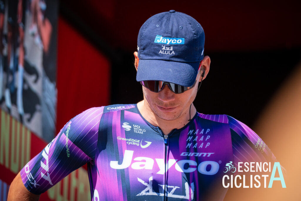 Ciclista del equipo Jayco AlUla preparado para una de las etapas de La Vuelta a España 2025