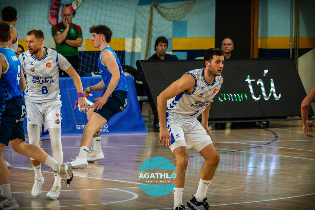 Xabi Oroz defendiendo durante el partido entre Caja Rural Zamora y Súper Agropal Palencia en la Primera FEB