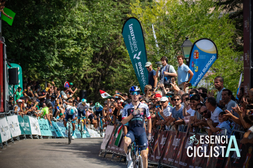 Roger Adrià celebra su victoria en la primera etapa de la Vuelta a Burgos 2025