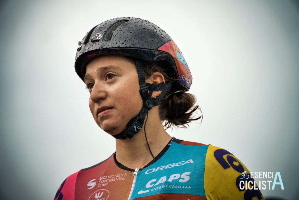 La mexicana Romina Hinojosa tras finalizar la segunda etapa de La Vuelta Femenina 2025