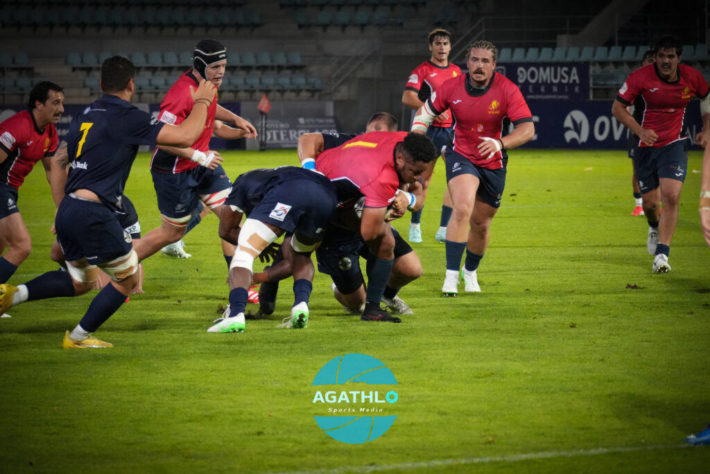Jugada del partido entre Castilla y León Iberians y Romanian Wolves en la Rugby Europe Super Cup 2025