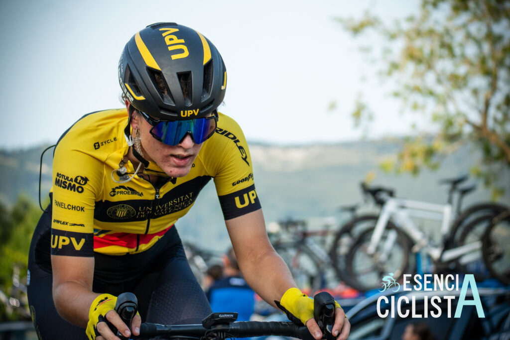Ciclista del equipo UPV completando la cronoescalada durante la primera etapa de la Vuelta a Cantabria Femenina 2025