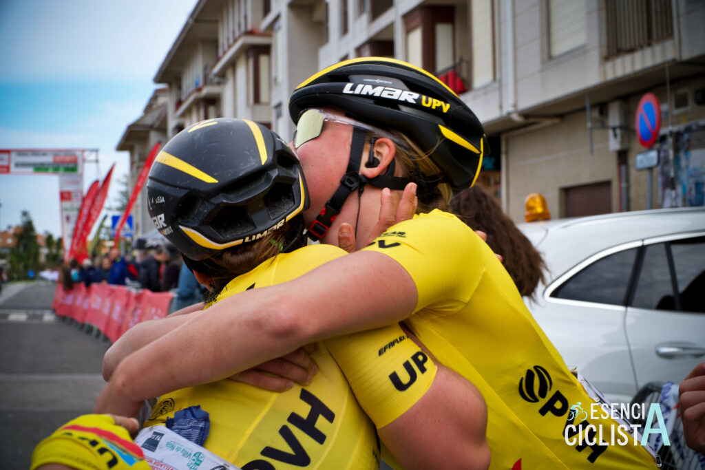 Valeria Valgonen del equipo UPV celebra su victoria en el Gran Premio de Noja 2025, primera cita de la Copa de España Femenina