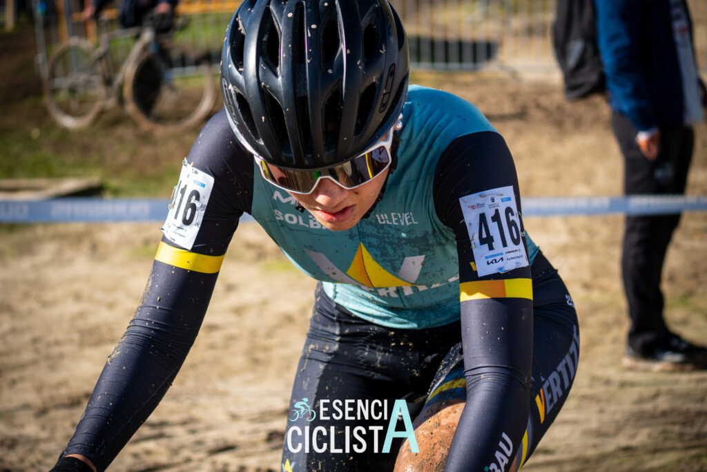 Ciclista del equipo Vertize completando una vuelta durante el Ciclocross de Alcobendas, prueba de la Copa de España 2025 sobre un circuito embarrado
