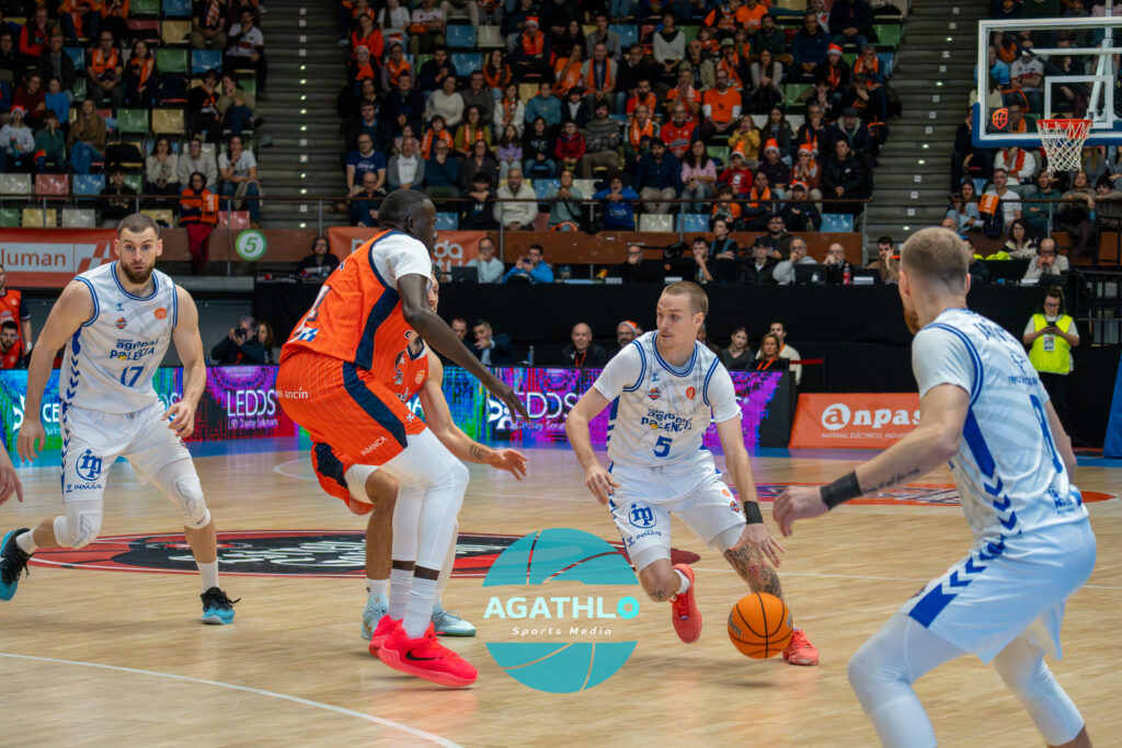Leyma Coruña vs Súper Agropal Palencia: Adam Kunkel protagoniza una jugada de ataque durante el partido de Primera FEB en A Coruña
